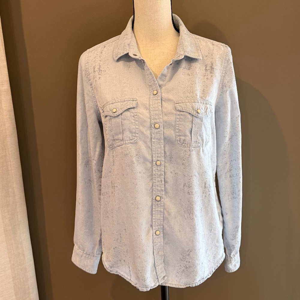 American Eagle Light Blue Long Sleeve Shirt with pearl snap buttons